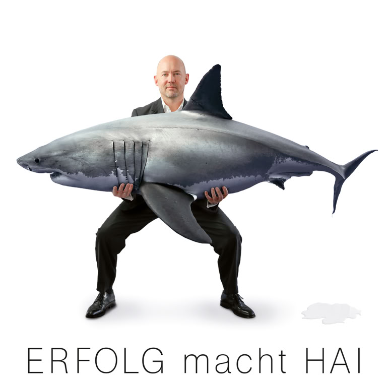 Bild mit einem Geschäftsmann der einen Hai trägt mit der Headline Erfolg macht Hai.